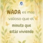 Ilustración infantil de diciembre con mensaje sobre disfrutar el momento presente, tonos cálidos y estilo acuarela